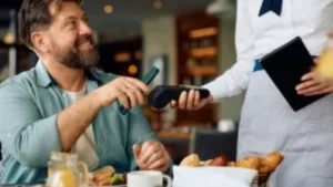 Restaurant Service Charge: रेस्टोरेंट बिल में लगने वाला सर्विस चार्ज देना जरूरी है या नहीं? जानिए क्या कहता है सरकारी नियम