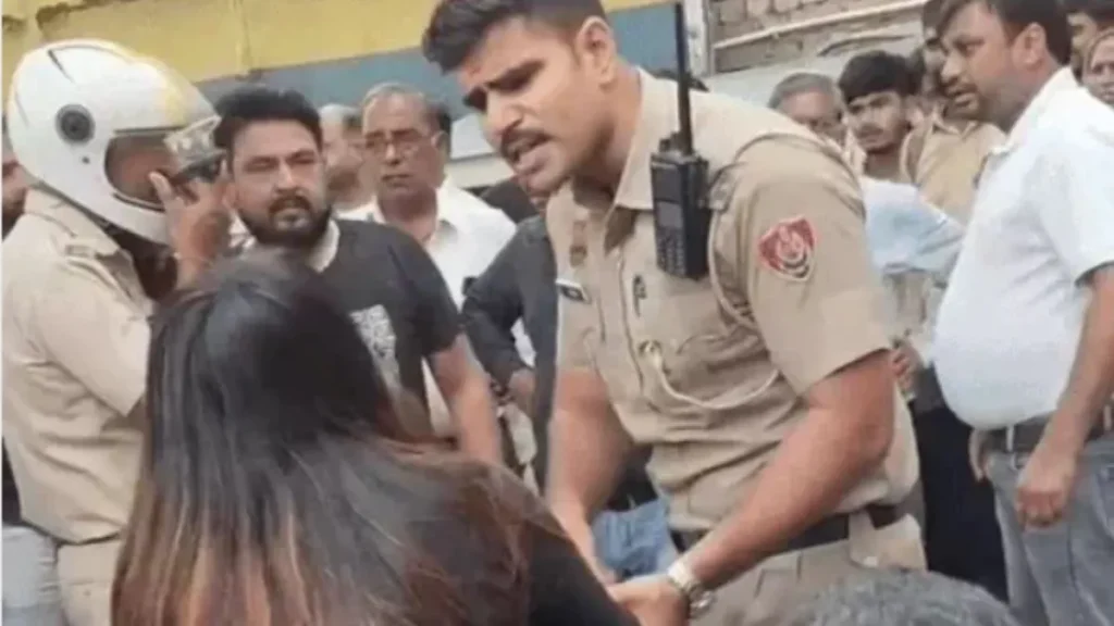 Rewari News: नशे में धुत युवती ने रेवाड़ी के झज्जर चौक पर किया हंगामा, पुलिस और डॉक्टरों से भी भिड़ी
