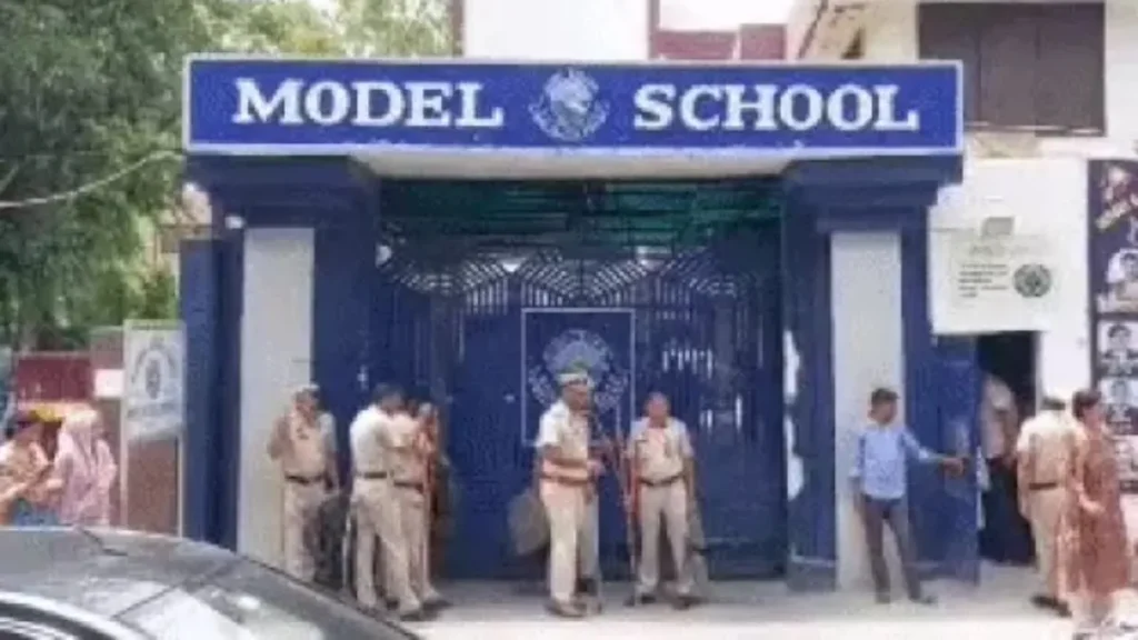 Rohtak Bomb Threat: रोहतक नगर निगम और मॉडल स्कूल को बम से उड़ाने की धमकी, खाली कराई गईं इमारतें