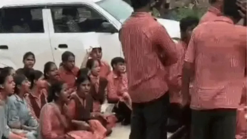 Rohtak News: पढ़ाई छोड़ सड़क पर बैठे रिठाल के छात्र, जंतर-मंतर घटना पर जताई नाराजगी