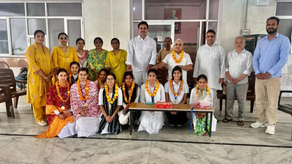 Bhiwani News: भिवानी के शेखावाटी संस्कृत कॉलेज का रिजल्ट 100%, छात्रा श्रुति शर्मा 506 अंकों के साथ बनीं जिला टॉपर