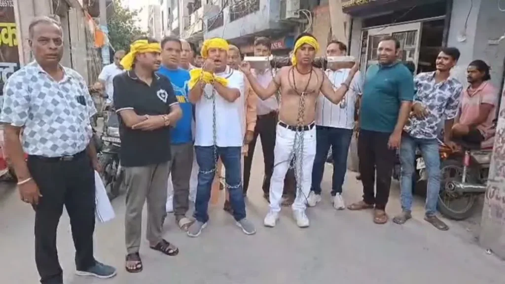 Sonipat News: सोनीपत में अनोखा प्रदर्श, हाथों में लोहे की बेड़ियां बांधकर नीट पेपर लीक के खिलाफ सड़कों पर उतरे कांग्रेस कार्यकर्ता