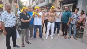 Sonipat News: सोनीपत में अनोखा प्रदर्श, हाथों में लोहे की बेड़ियां बांधकर नीट पेपर लीक के खिलाफ सड़कों पर उतरे कांग्रेस कार्यकर्ता