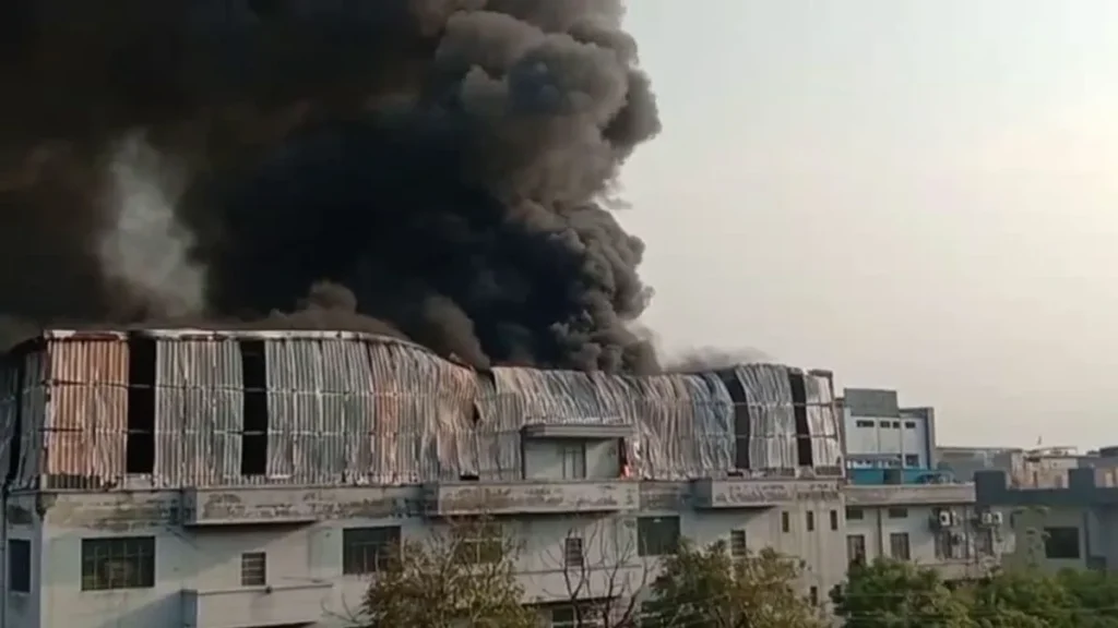 Sonipat factory fire: सोनीपत के कुंडली में इलेक्ट्रॉनिक्स फैक्ट्री खाक, आसमान में कई किलोमीटर दूर तक दिखा धुएं का गुबार