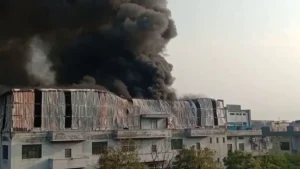 Sonipat factory fire: सोनीपत के कुंडली में इलेक्ट्रॉनिक्स फैक्ट्री खाक, आसमान में कई किलोमीटर दूर तक दिखा धुएं का गुबार