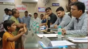 Student Viral: ताई के कब्जे के खिलाफ DM के सामने भिड़ गया 13 साल का बच्चा, बेबाकी का वीडियो वायरल