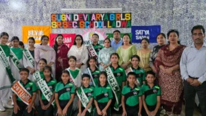 Sugni Devi School: सुगनी देवी आर्य गर्ल्स स्कूल में इन्वेस्चर सेरेमनी की धूम, बैज पहनकर खिले बाल नेताओं के चेहरे