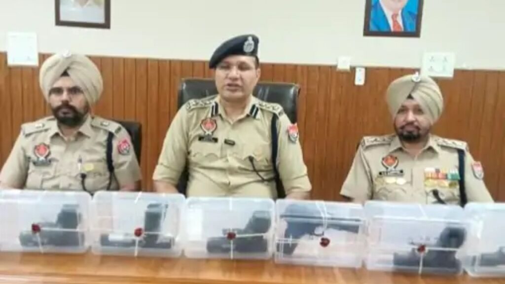 Tarn Taran Crime News: तरनतारन में अवैध हथियारों की तस्करी मामले में 2 आरोपी गिरफ्तार, 8 अवैध विदेशी पिस्तौल बरामद