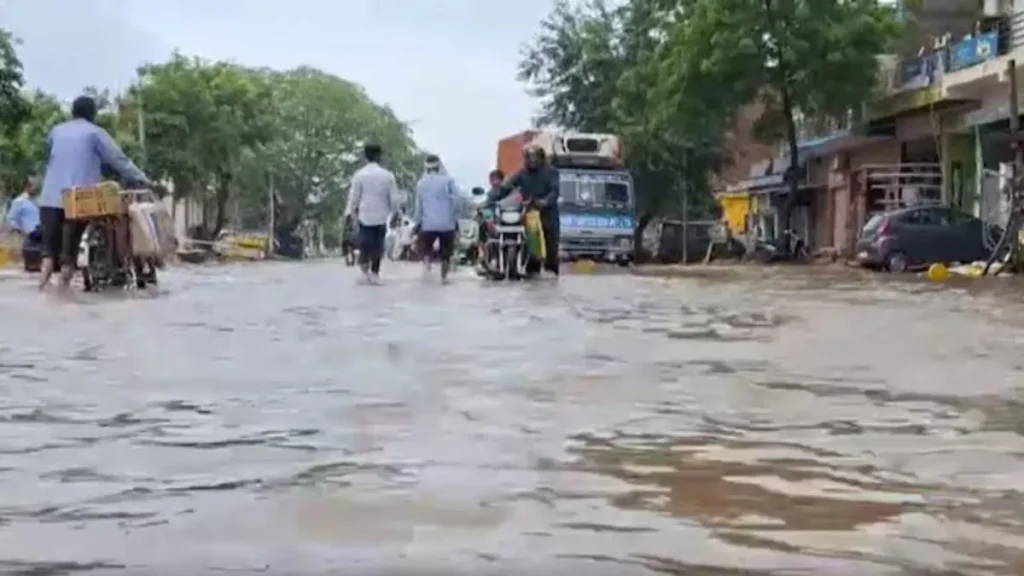 Uttar Pradesh News: यूपी में मानसून का रौद्र रूप, 75 जिलों में भारी बारिश का अलर्ट, नदियां खतरे के निशान के पार