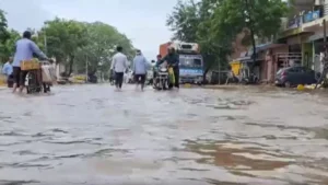 Uttar Pradesh News: यूपी में मानसून का रौद्र रूप, 75 जिलों में भारी बारिश का अलर्ट, नदियां खतरे के निशान के पार