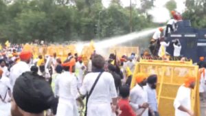 Waris Punjab De Chandigarh March: अमृतपाल समर्थकों ने बैरिकेडिंग टोड़ी, चंडीगढ़ पुलिस ने किया वाटर कैनन का इस्तेमाल