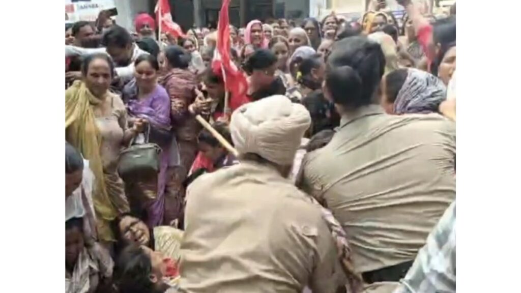 Sangrur News: संगरूर में आंगनवाड़ी वर्कर्स का प्रदर्शन तेज, डीसी कार्यालय का गेट खोलकर अंदर पहुंचीं, पुलिस से हुई धक्का-मुक्की