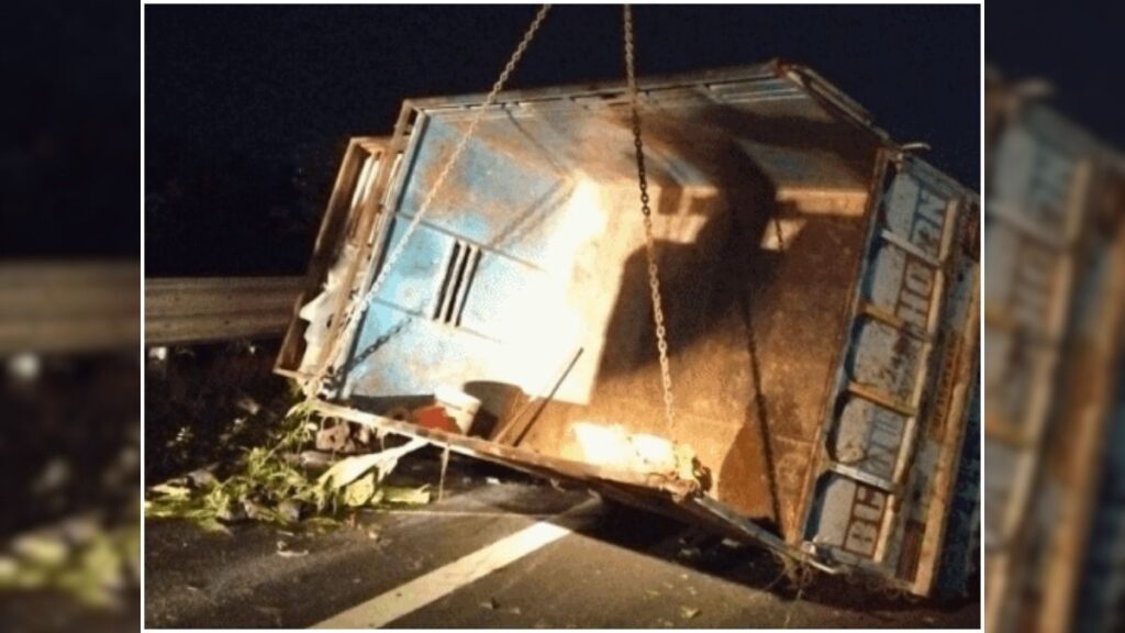 Alwar Road Accident: अलवर में सुबह 4 बजे दिल्ली-मुंबई एक्सप्रेसवे पर ट्रक से टकराकर पलटी पिकअप, 3 की मौत, 2 घायल