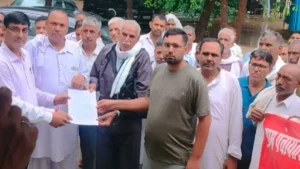 Ateli Mandi News: अटेली में सड़कों पर उतरे ट्यूबवेल ऑपरेटर: 2 महीने से रुका वेतन और सुरक्षा की मांग को लेकर सौंपा ज्ञापन
