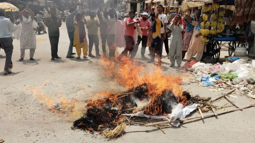 Ateli news: अटेली में गरमाया सफाई कर्मियों का आंदोलन, निकाय मंत्री विपुल गोयल का पुतला फूंका, 13 दिन से ठप है काम