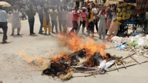 Ateli news: अटेली में गरमाया सफाई कर्मियों का आंदोलन, निकाय मंत्री विपुल गोयल का पुतला फूंका, 13 दिन से ठप है काम
