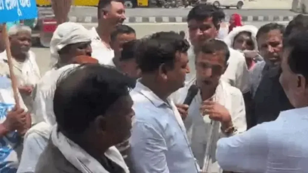 Bahadurgarh News: बहादुरगढ़ में विधायक राजेश जून के दफ्तर पर हंगामा: हड़ताली सफाईकर्मियों से छीना माइक, बहस के बाद बिना ज्ञापन लौटे कर्मचारी