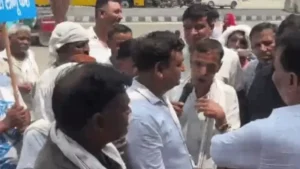 Bahadurgarh News: बहादुरगढ़ में विधायक राजेश जून के दफ्तर पर हंगामा: हड़ताली सफाईकर्मियों से छीना माइक, बहस के बाद बिना ज्ञापन लौटे कर्मचारी