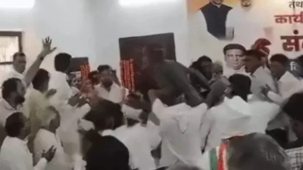 Bhiwani Congress Ruckus: प्रदेश प्रभारी और प्रदेशाध्यक्ष के सामने मंच पर भिड़े कांग्रेसी, वीडियो वायरल