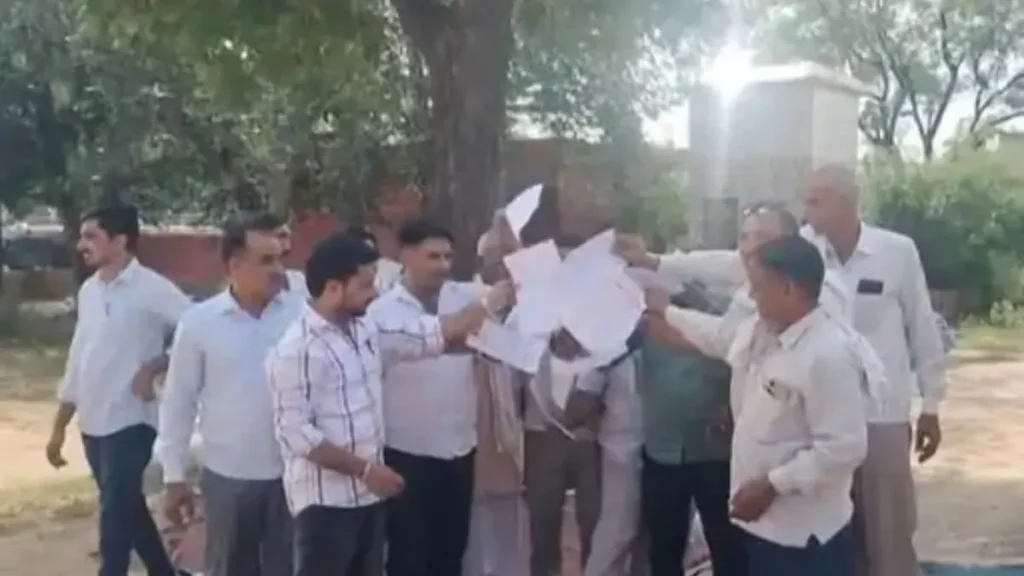 Bhiwani Electricity Workers Protest: 'निजी हाथों में नहीं बिकने देंगे बिजली बोर्ड'... भिवानी के लोहारू में कर्मचारियों ने दी आंदोलन तेज करने की धमकी
