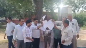 Bhiwani Electricity Workers Protest: 'निजी हाथों में नहीं बिकने देंगे बिजली बोर्ड'... भिवानी के लोहारू में कर्मचारियों ने दी आंदोलन तेज करने की धमकी