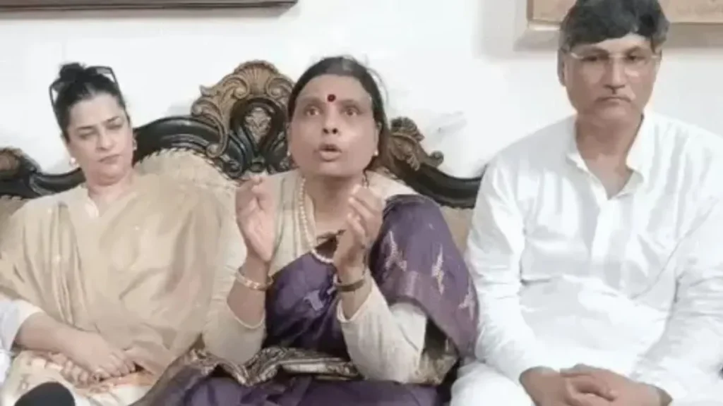 Bhiwani News: भिवानी में घिरीं भाजपा प्रदेशाध्यक्ष Archana Gupta, तीखे सवालों के बाद हाथ जोड़कर मीडिया के बीच से निकलीं
