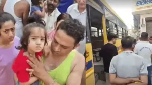 Bhiwani News: तोशाम में स्कूल बस का फर्श टूटा, नीचे गिरी 4 साल की मासूम, बाल-बाल बची जान