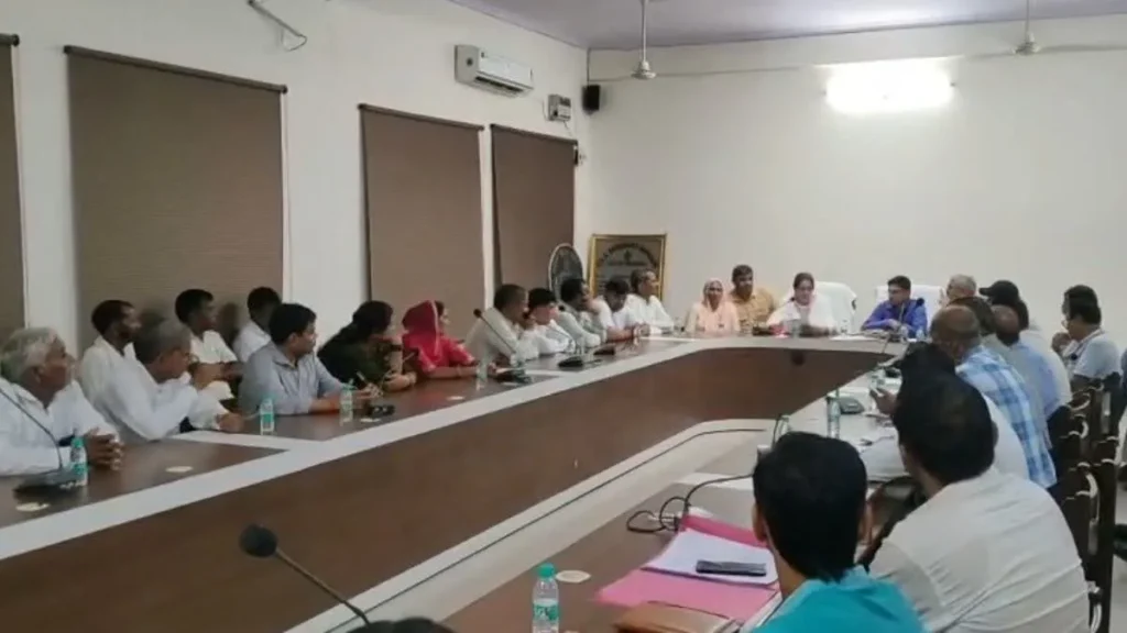 Bhiwani News: भिवानी जिला परिषद में खानक में 11 करोड़ की अवैध वसूली पर पुलिस के खिलाफ निंदा प्रस्ताव पास
