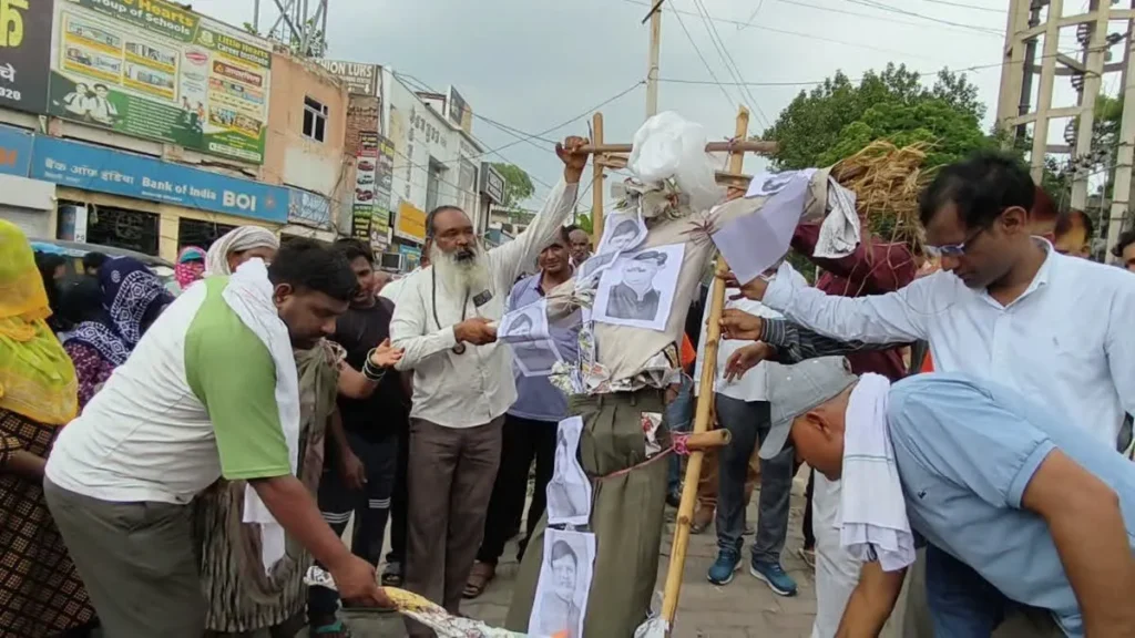 Bhiwani News: भिवानी में नगर परिषद कर्मचारियों का फूटा गुस्सा, 5वें दिन भी जारी रही हड़ताल, मंत्रियों के फूंके पुतले