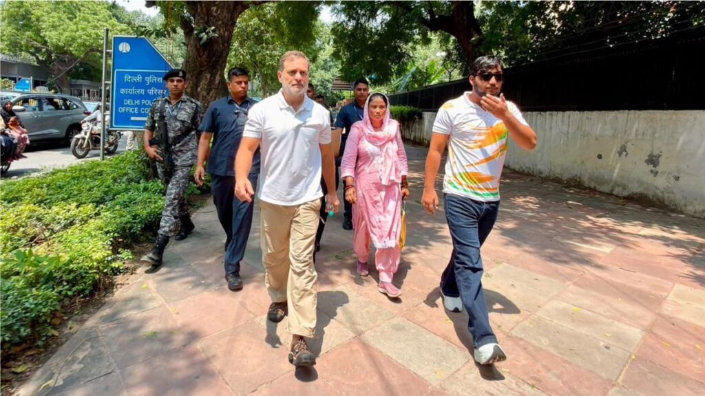 Breaking: संसद मार्ग थाने के बाहर राहुल गांधी का धरना, घायल प्रदर्शनकारी साहिल के मामले में FIR की मांग
