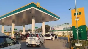 CNG Price Hike: आज सुबह से 3.89 रुपये महंगी हुई सीएनजी, ऑटो-कैब किराए में बढ़ोतरी की तैयारी