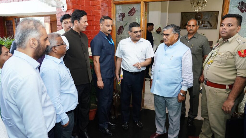 Chadigarh News: बारिश के कहर से बेहाल हुए चंडीगढ का हालात देखने सड़कों पर उतरे प्रशासक, अफसरों को सख्त निर्देश