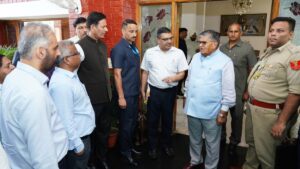 Chadigarh News: बारिश के कहर से बेहाल हुए चंडीगढ का हालात देखने सड़कों पर उतरे प्रशासक, अफसरों को सख्त निर्देश