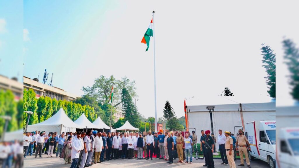 Chandigarh News: पीजीआई के आंगन में लहराया 110 फीट ऊंचा तिरंगा, राष्ट्रसेवा के संकल्प को मिली नई ऊंचाई
