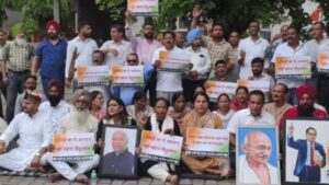 Chandigarh News: खड़गे के कथित अपमान के विरोध में चंडीगढ़ कांग्रेस का विरोध प्रदर्शन, H.S. लकी बोले- कार्रवाई तक संघर्ष
