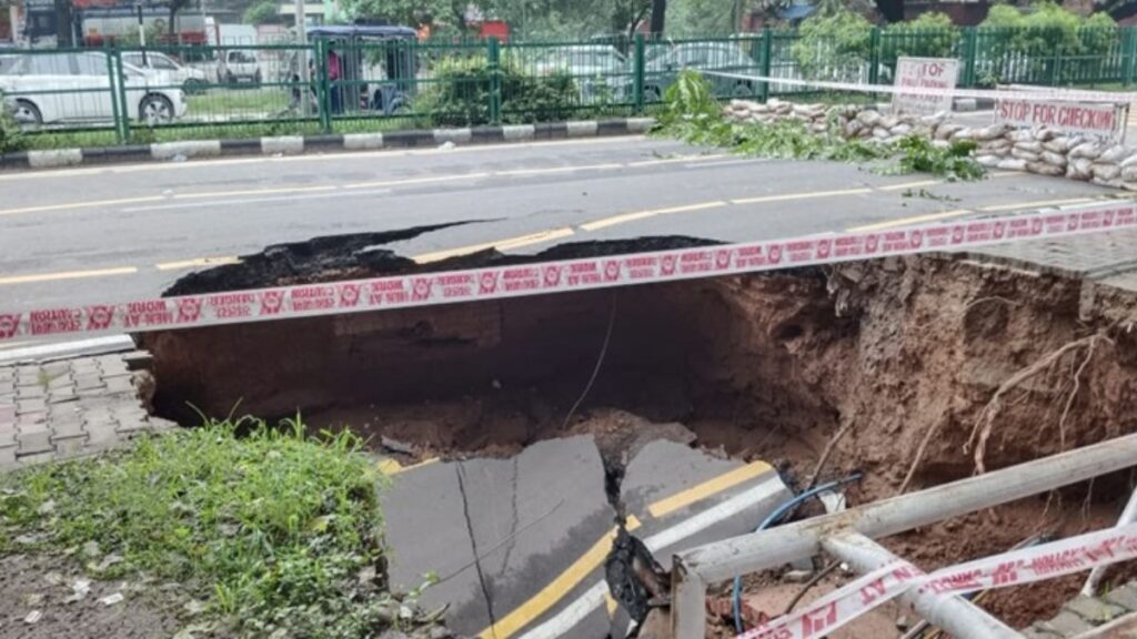 Chandigarh Road Collaps: चंडीगढ़ में बारिश से सेक्टर-26 में सड़क धंसी, PGI के बाहर ट्रैफिक प्रभावित, सिरमौर में लैंडस्लाइड