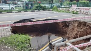 Chandigarh Road Collaps: चंडीगढ़ में बारिश से सेक्टर-26 में सड़क धंसी, PGI के बाहर ट्रैफिक प्रभावित, सिरमौर में लैंडस्लाइड