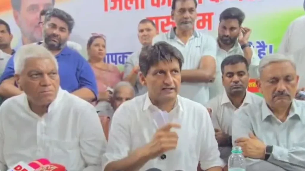 Deepender Hooda: रोल मॉडल' विवाद पर दीपेंद्र हुड्डा की कड़ी सफाई: बोले- विरोधी फैला रहे हैं झूठी बातें