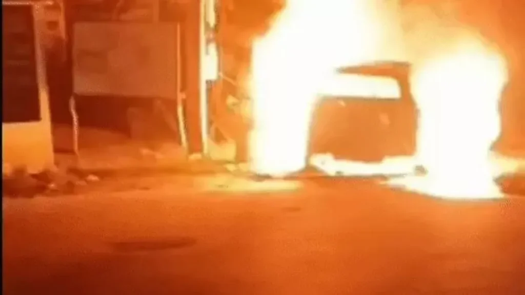Faridabad News: फरीदाबाद में खंभे से टकराकर आग का गोला बनी टैक्सी, बाइक सवार ने शीशा तोड़ बचाई जान