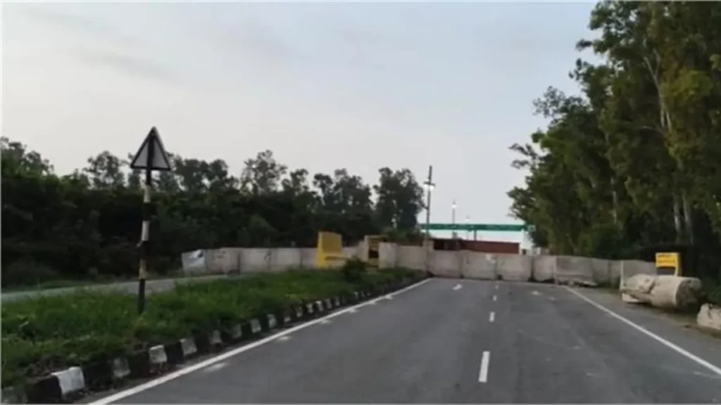 Farmers News Khanauri Border: किसानों का फिर दिल्ली कूच, खनौरी बॉर्डर पर 5 लेयर सील, 51 पदयात्री मिट्टी लेकर जंतर-मंतर रवाना