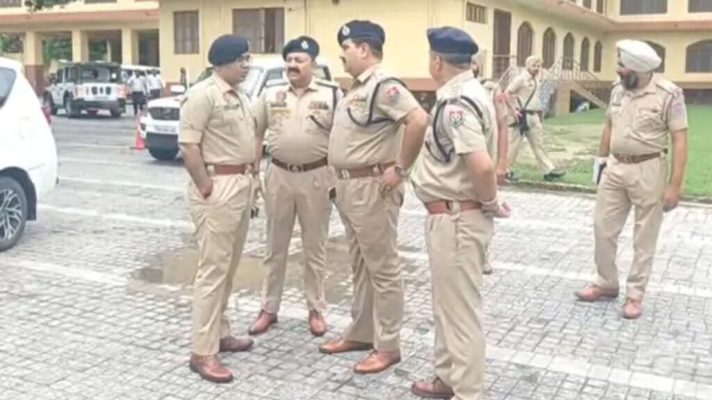 Gurdaspur News: गुरदासपुर के दो स्कूलों को ई-मेल से बम की धमकी, पुलिस ने घंटों चलाया सर्च ऑपरेशन