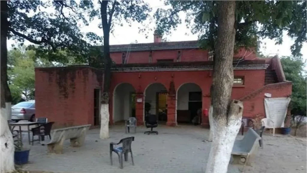 Gurugram Crime: पति की हत्या कराने पहुंची पत्नी! सीसीटीवी में सीढ़ी लगाकर बदमाशों को घर में घुसाते दिखी महिला
