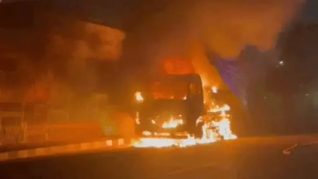 Gurugram Fire: एक्सप्रेसवे पर कचरा गाड़ी बनी आग का गोला, दमकल कर्मियों ने पाया काबू