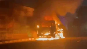 Gurugram Fire: एक्सप्रेसवे पर कचरा गाड़ी बनी आग का गोला, दमकल कर्मियों ने पाया काबू