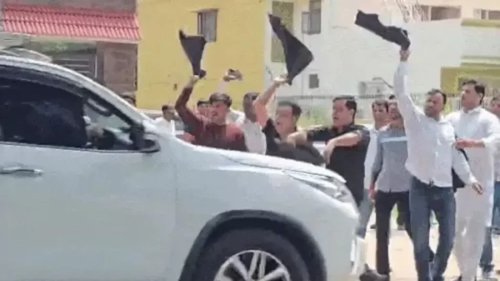 Gurugram News: गुरुग्राम में सीएम नायब सैनी को दिखाए गए काले झंडे, कांग्रेस कार्यकर्ताओं ने घेरा काफिला