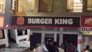 Gurugram News: गुरुग्राम के सेक्टर-14 में बड़ा हादसा: बर्गर किंग में फटा एसी कंप्रेसर, चकनाचूर हुए शीशे
