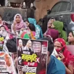 Gurugram News Update: खड़गे के ‘शुद्धिकरण’ विवाद में गुरुग्राम में हंगामा, एफआईआर की मांग को लेकर थाने के गेट पर बैठे कांग्रेसी