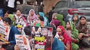 Gurugram News Update: खड़गे के 'शुद्धिकरण' विवाद में गुरुग्राम में हंगामा, एफआईआर की मांग को लेकर थाने के गेट पर बैठे कांग्रेसी