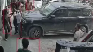 Gurugram News: गुरुग्राम में गाड़ी टकराने के विवाद में युवक के चेहरे पर लोहे के पंच से ताबड़तोड़ वार, CCTV आया सामने