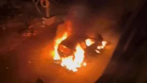 Gurugram News: गुरुग्राम के सुभाष चौक पर बीच सड़क चलती ऑल्टो बनी आग का गोला, बाल-बाल बचे सवार
